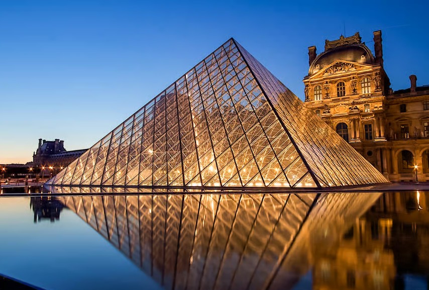 Vista dos telhados de Paris com a Torre Eiffel ao fundo.